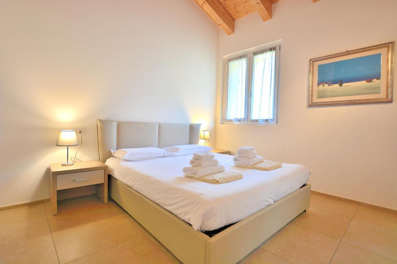 South Apartment With Pool Torri Del Benaco Esterno foto